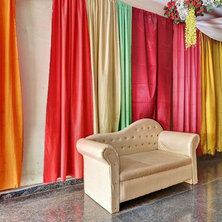 Capital O Royal Inn Near Laskar Gwalior Extérieur photo