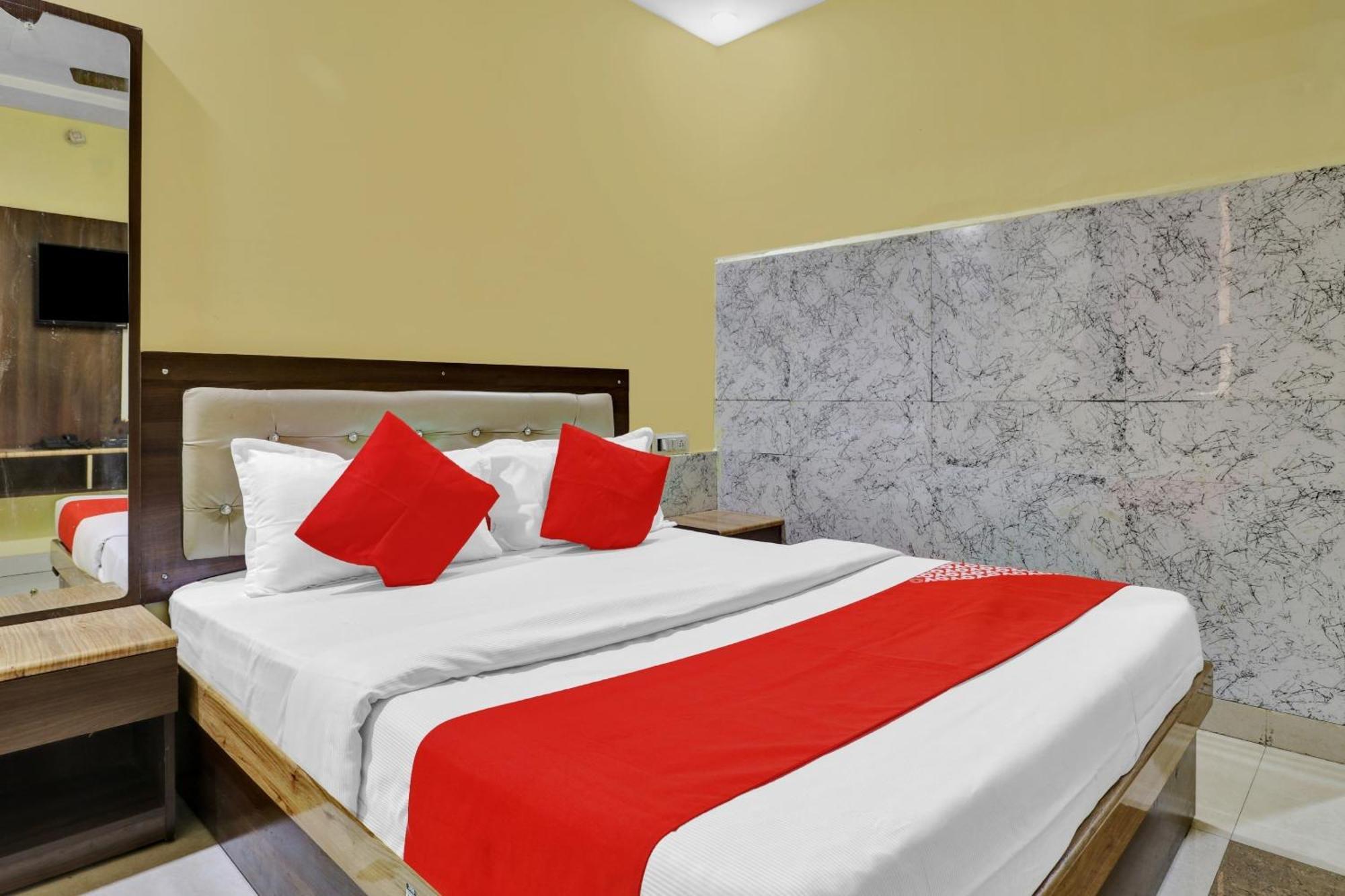 Capital O Royal Inn Near Laskar Gwalior Extérieur photo
