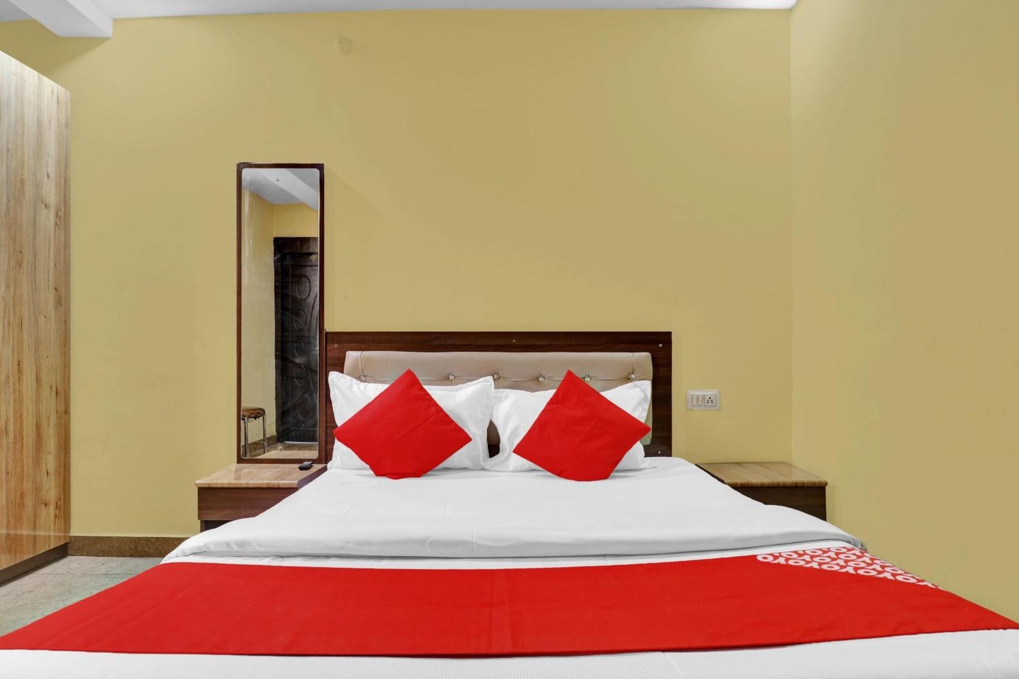 Capital O Royal Inn Near Laskar Gwalior Extérieur photo