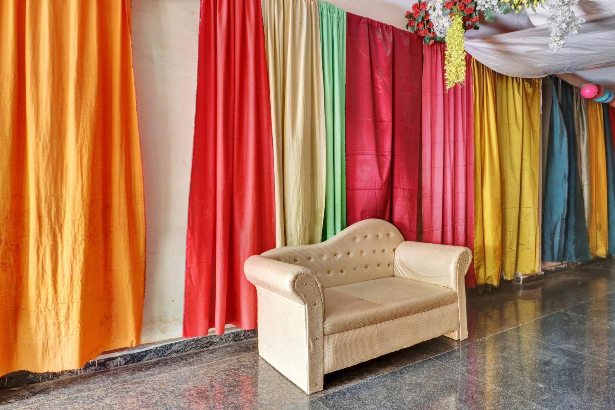 Capital O Royal Inn Near Laskar Gwalior Extérieur photo