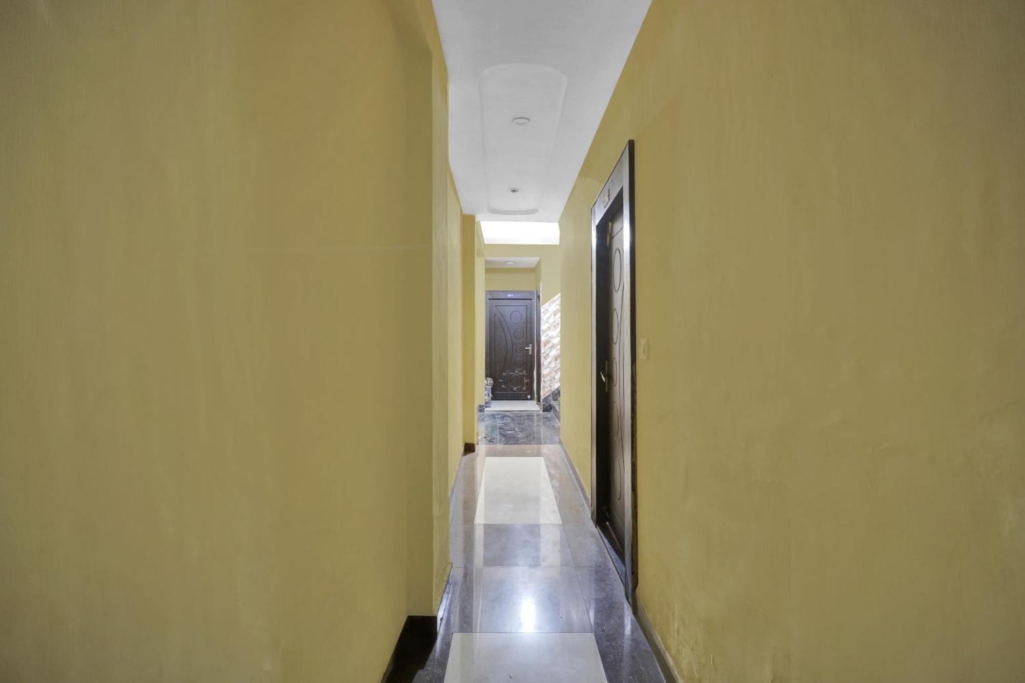 Capital O Royal Inn Near Laskar Gwalior Extérieur photo