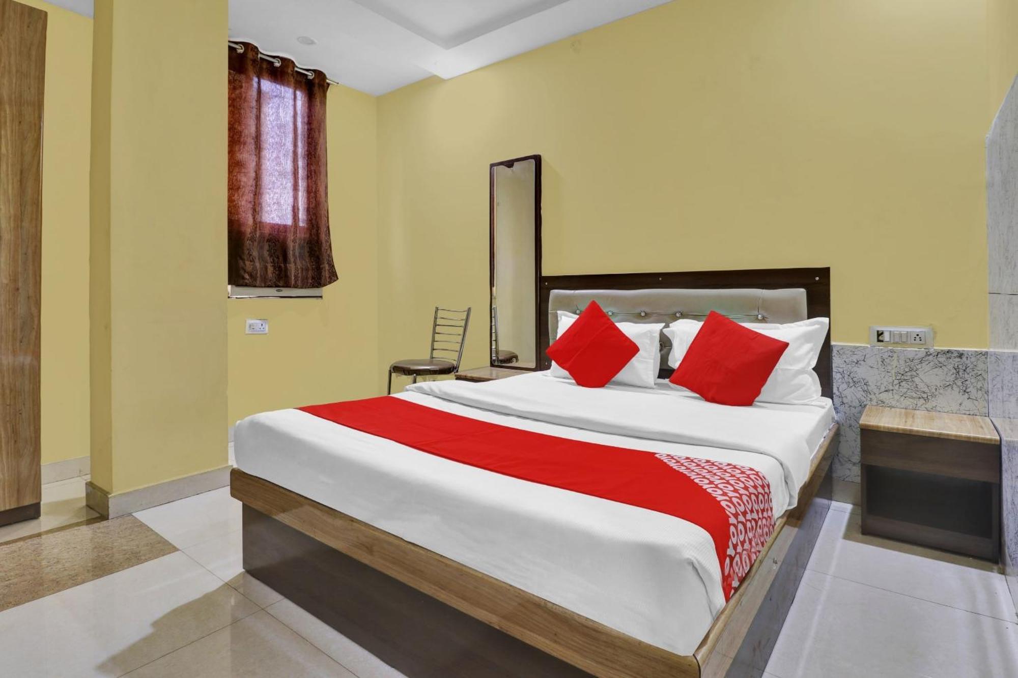Capital O Royal Inn Near Laskar Gwalior Extérieur photo