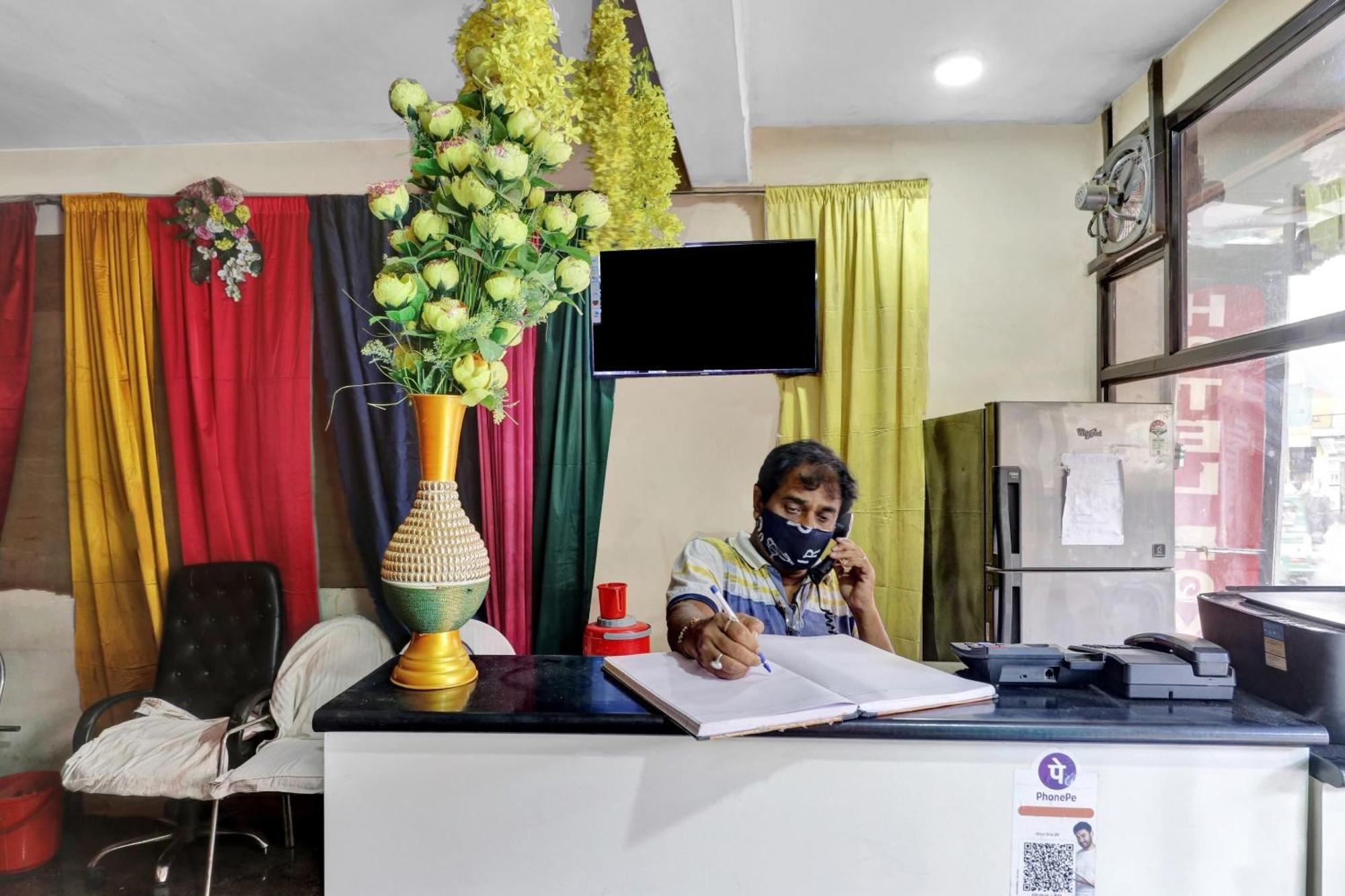 Capital O Royal Inn Near Laskar Gwalior Extérieur photo